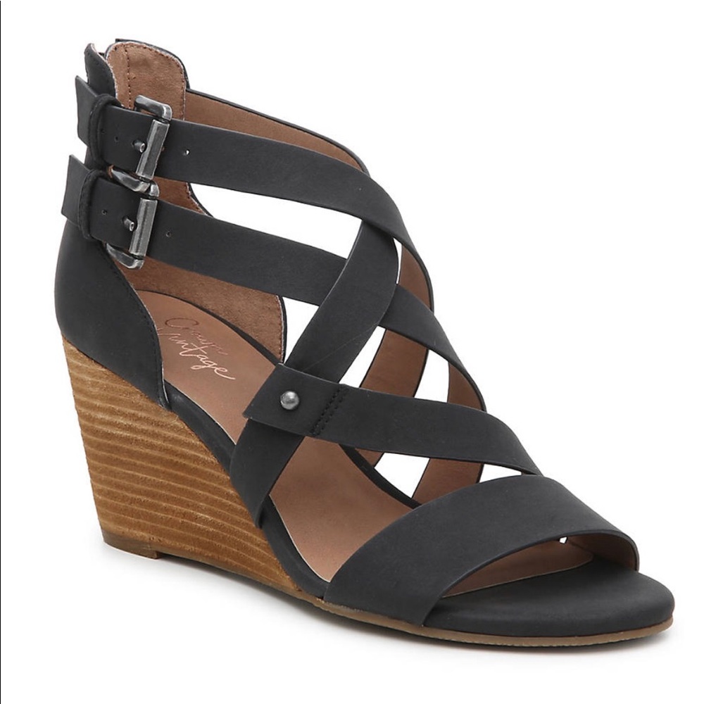 Crown Vintage
CIRQUE WEDGE SANDAL in color Black